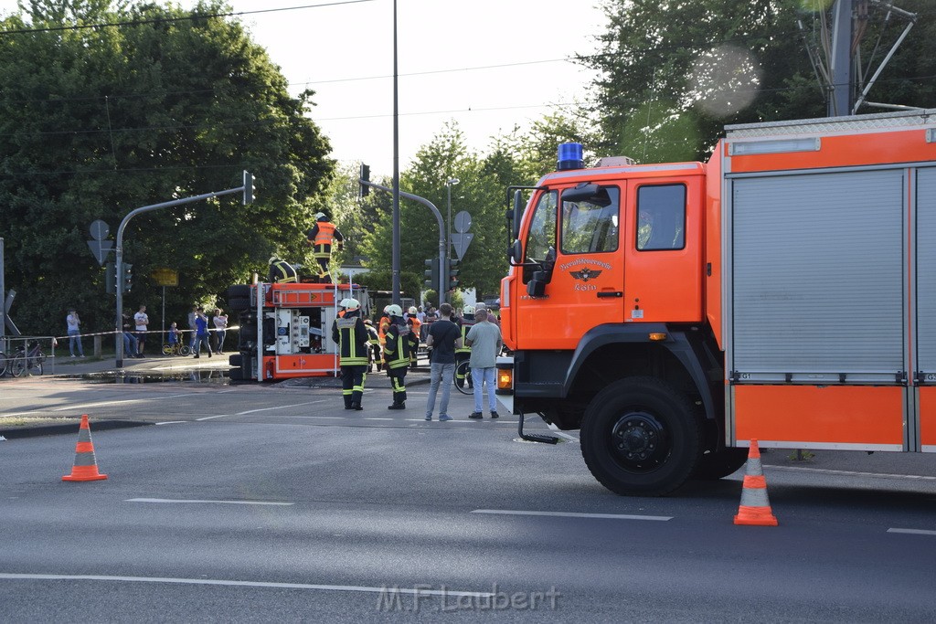 TLF 4 umgestuerzt Koeln Bocklemuend Ollenhauer Ring Militaerringstr P003.JPG - Miklos Laubert